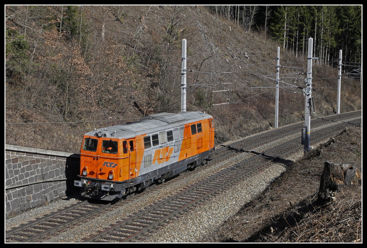 RTS 2143 032 fährt am 12.03.2020 als Lokzug bei Klamm - Schottwien Richtung Semmering.