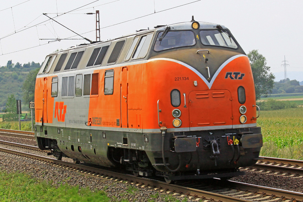 RTS  221 134-0 D-RTS nördlich von Salzderhelden am BÜ 75,1 in Richtung Kreiensen am 14.08.2015  14:21