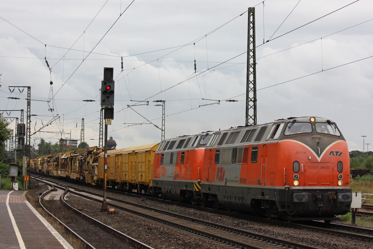 RTS 221 134+221 105 am 18.8.13 mit einem langen Bauzug auf dem Weg nach Emmerich in Duisburg-Bissingheim.