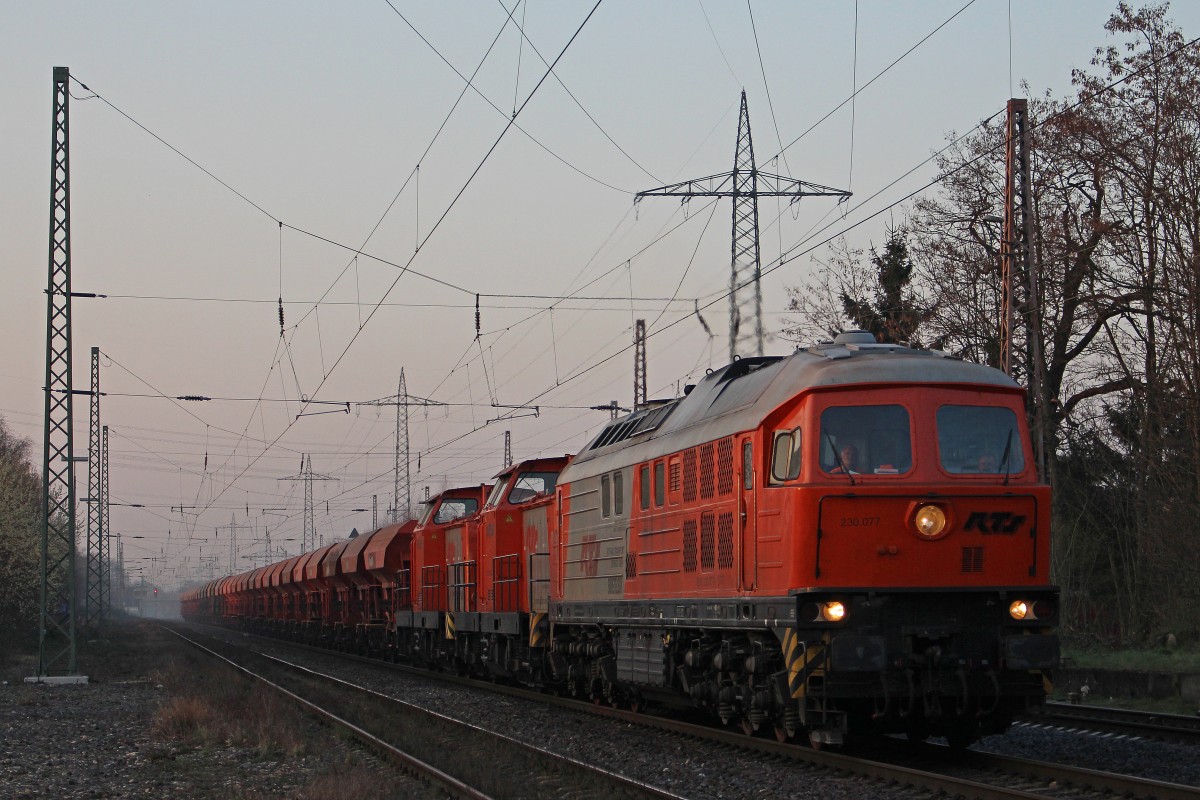 RTS 230.077 mit RTS 203.500+RTS 203.501 und einem Schotterzug am 12.3.14 in Ratingen-Lintorf.