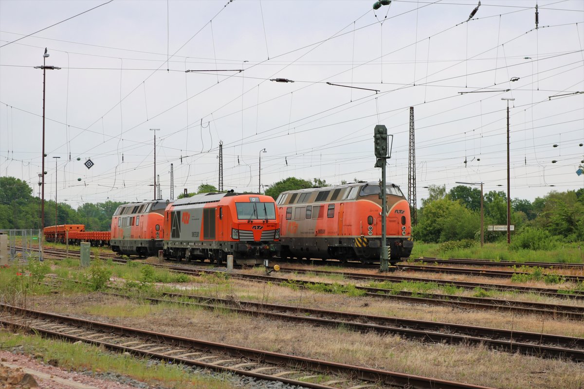 RTS 247 903-8, 221 105 und 221 134 am 22.05.20 in Babenhausen von einen Hügel per Zoom fotografiert 