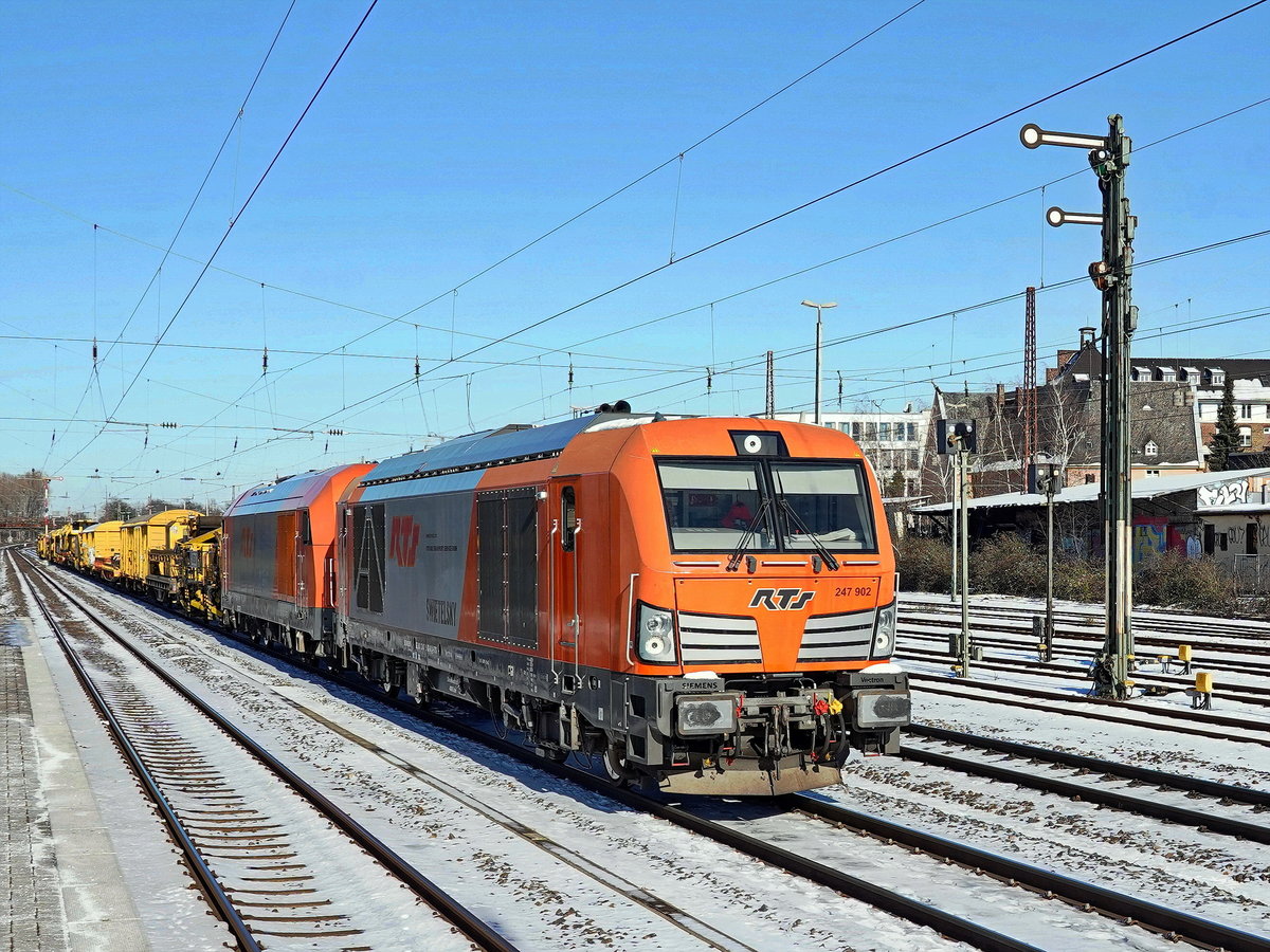 RTS-247_902(92 80 1247 902-0 D-RTS)(Vectron-DE Siemens2015FNr21762) und RTS-2016_906(92 81 2016 906-7 A-RTS)(ER20 Siemens2009FNr21594) unterwegs mit Swietelsky-Gleisbauzug Richtung Österreich.

2021-02-13 Düsseldorf-Rath