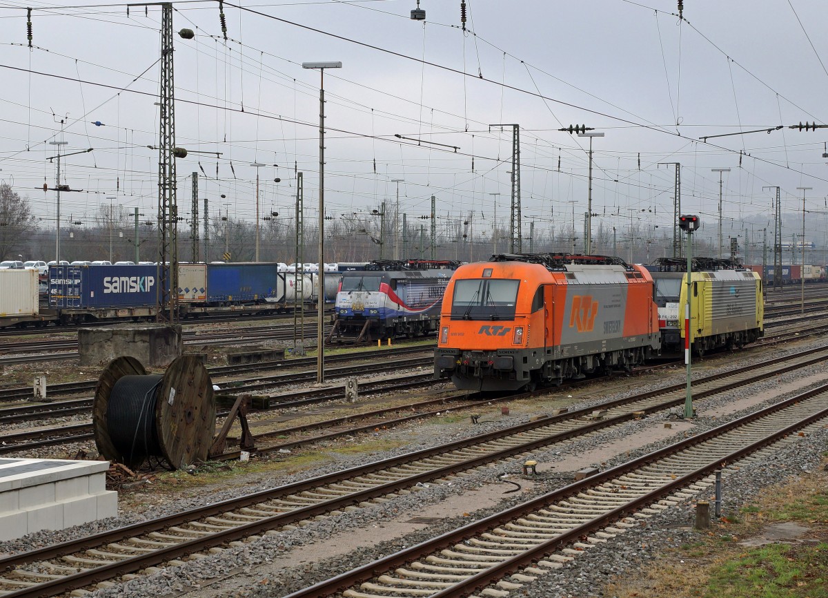 RTS: Am 27. November 2015 wartete das bunte Trio bestehend aus RTS SWIETELSKY 1216 902. ERS RAILWAYS E 89-2 ES 64 F4 und die POZNAN E 89-213 mit Werbeanstrich in Weil am Rhein auf ihre nächsten Einsätze.
Foto: Walter Ruetsch