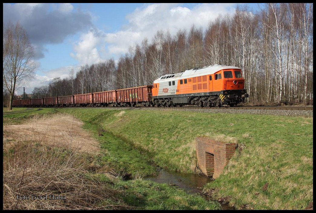 RTS  Ludmilla  230077 mit dreißig Wagen Schrott am Haken war am 24.2.2015 um 13.19 Uhr in Hasbergen in Richtung Georgsmarienhütte auf der Hüttenbahn unterwegs. Hier hat der Zug gerade den Bahnhof Hasbergen verlassen und befindet sich zwischen BF Hasbergen und dem ehemaligen Bahnhof Wulfskotten.