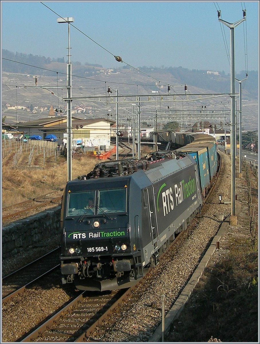 RTS Re 185 569-1 mit ihrem Güterzug in Cully am 19.02.2008