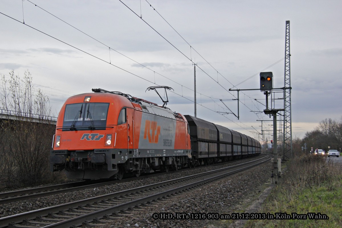 RTS Taurus 1216 903 mit einem Kohlezug am 21.12.2013 in Köln Porz Wahn.