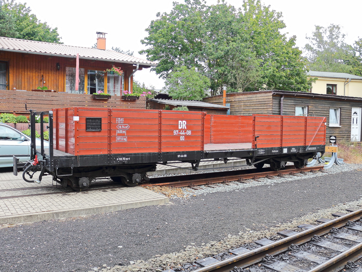 RüBB Offener Güterwagon 97-44-08 am 24 September 2020 im Bahnhof Göhren.