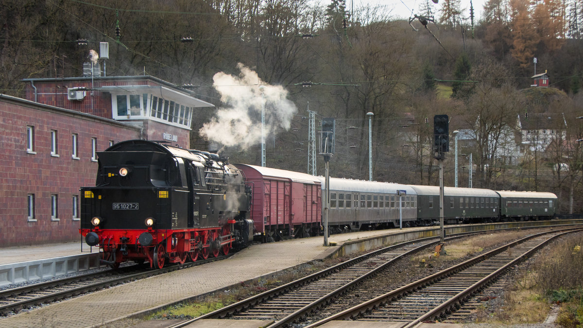 Rübeland am 30. November 2019. Die Bergkönigin 95 1027-2 setzt gerade an den Zug. 