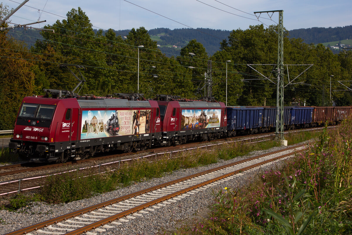 Rübenexpress: 482 049-0 und 047-8 ziehen den langen 34 Waggon umfassenden leeren Zug nach Lindau Reutin. 22.9.21