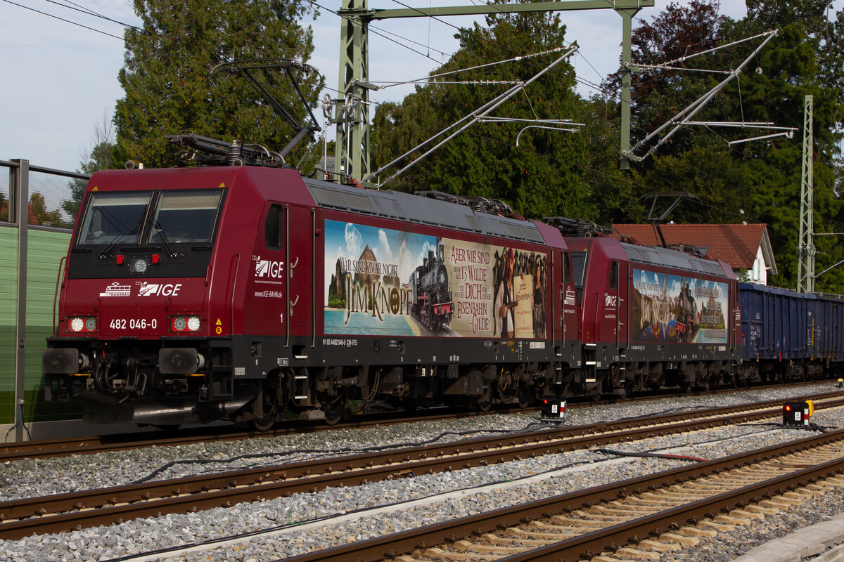 Rübenexpress: 482 049-0 und 047-8 ziehen den langen 34 Waggon umfassenden leeren Zug aus Lindau Reutin. 22.9.21