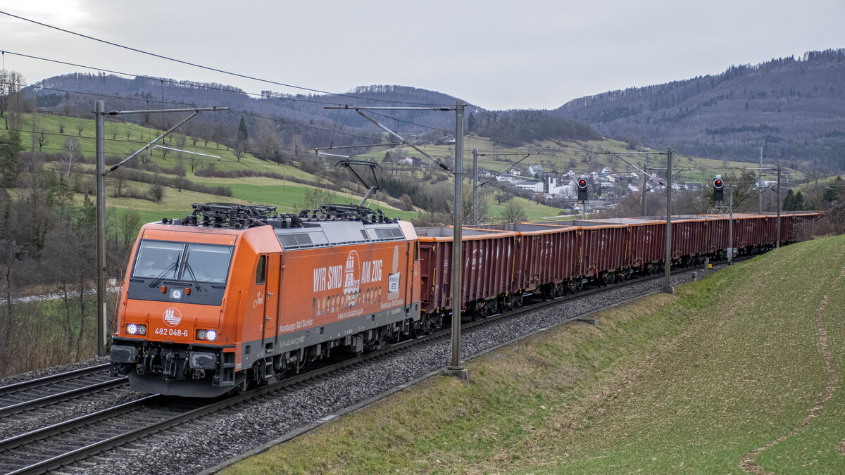 Rübenkampagne 2021: Nachdem die letzten Rüben ihren Weg in die Zuckerfabriken gefunden haben, wird aktuell das dafür genutzte Rollmaterial zurückgeführt. 482 048-6 bringt zu diesem Zweck einen Ganzzug aus leeren Rübenwagen von Islikon in Richtung Basel. Aufgenommen bei Hornussen AG am Morgen des 03.01.2022. Beste Grüsse zurück in die Lok. 