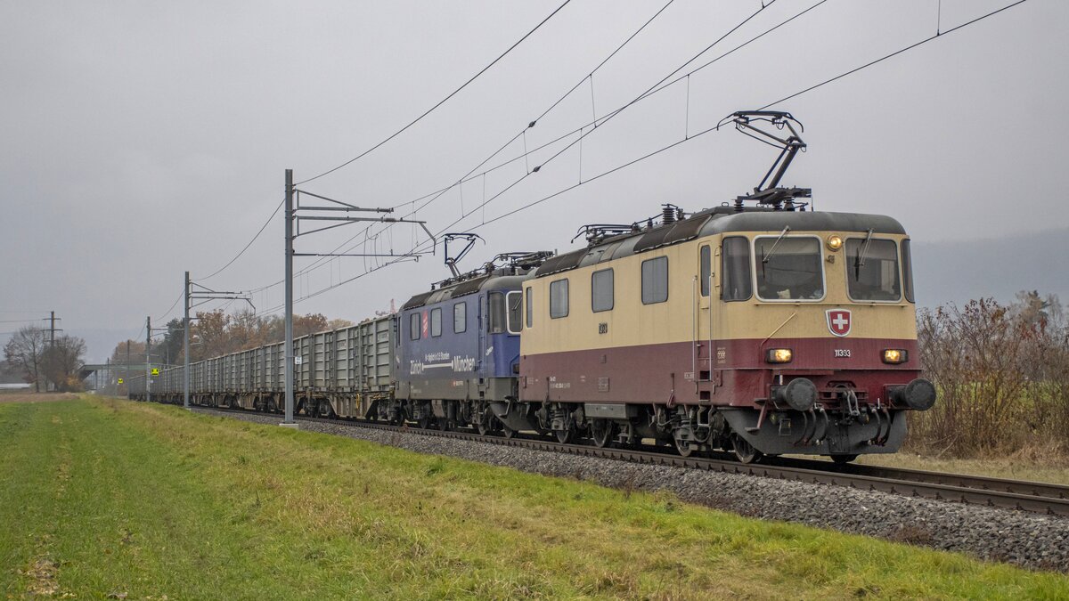 Rübenkampagne 2021: Re 421 393-0 und Re 421 371-6 sind mit einem voll beladenen Rübenzug unterwegs nach Islikon TG, aufgenommen kurz vor Würenlos AG am Nachmittag des 13.11.2021.