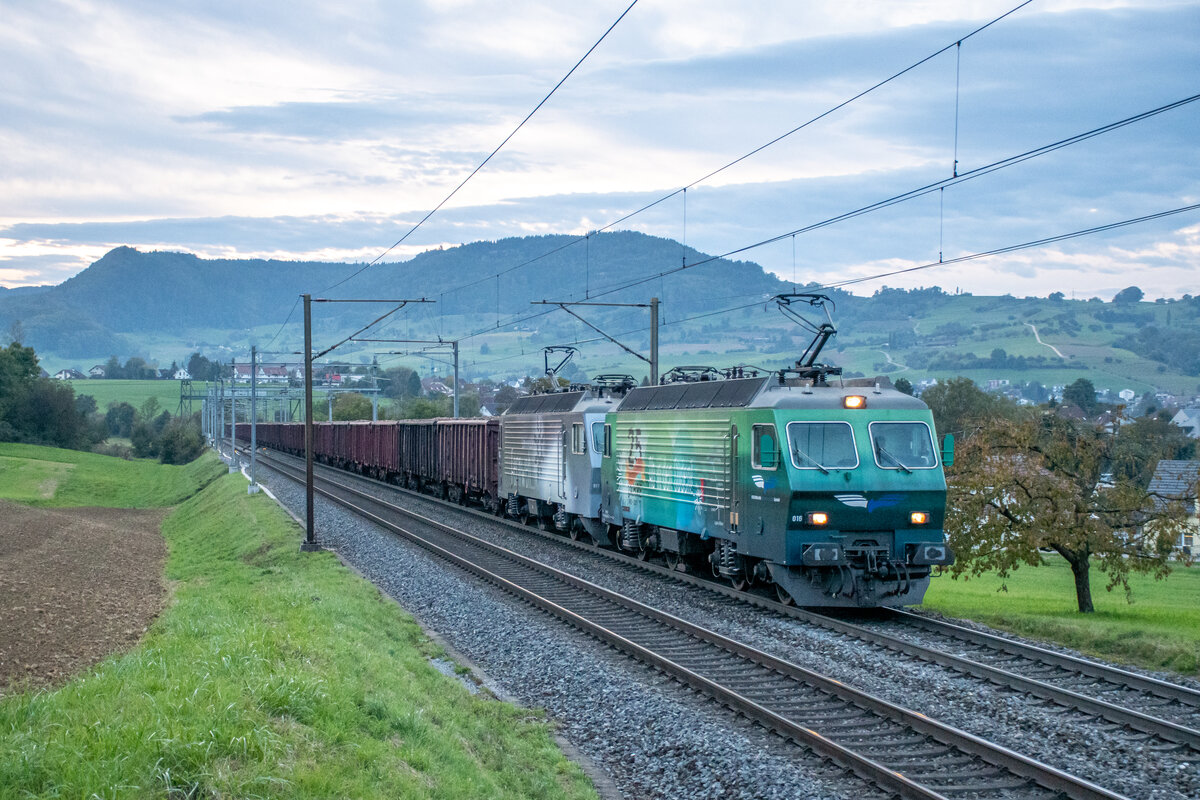 Rübenkampagne 2021: Re 446 016 und 017 sind mit einem voll beladenen Rübenzug in Richtung Frauenfeld unterwegs, aufgenommen bei der Steigung nach Frick AG kurz vor  Licht-Aus  am Abend des 02.10.2021.