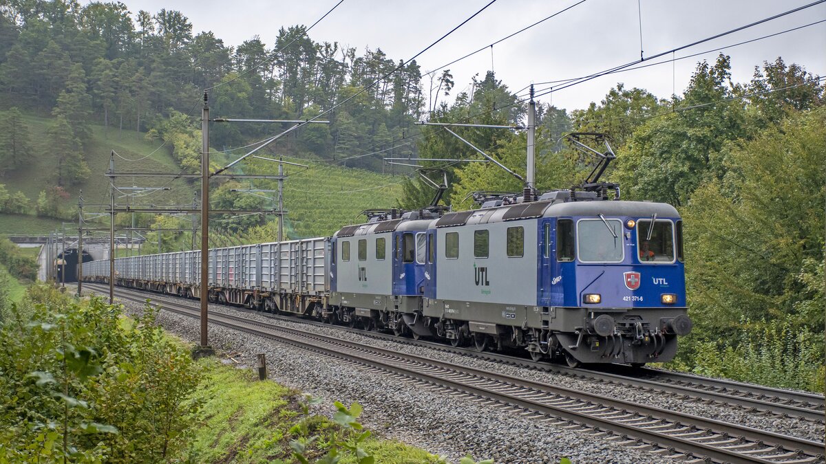 Rübenkampagne 2022: UTL Re 421 371-6 und 383-1 sind am 25.09.2022 mit einem Leerzug bei Villnachern AG unterwegs nach Basel.