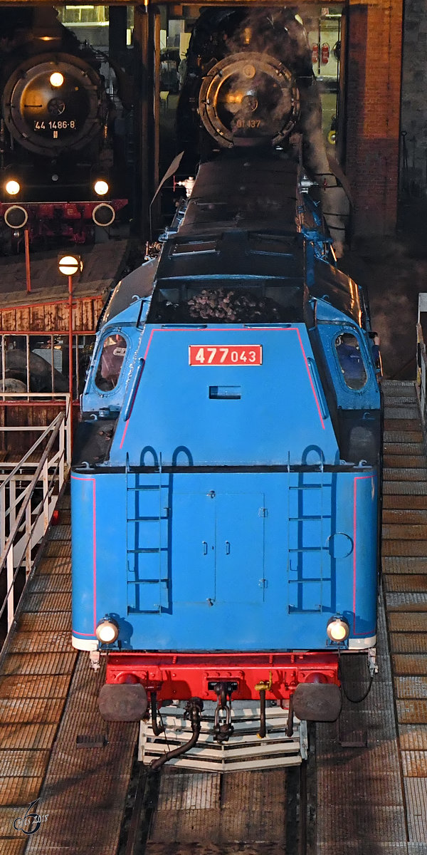 Rückansicht der Dampflokomotive 477 043 auf der Drehscheibe des Eisenbahnmuseums in Dresden. (April 2018)