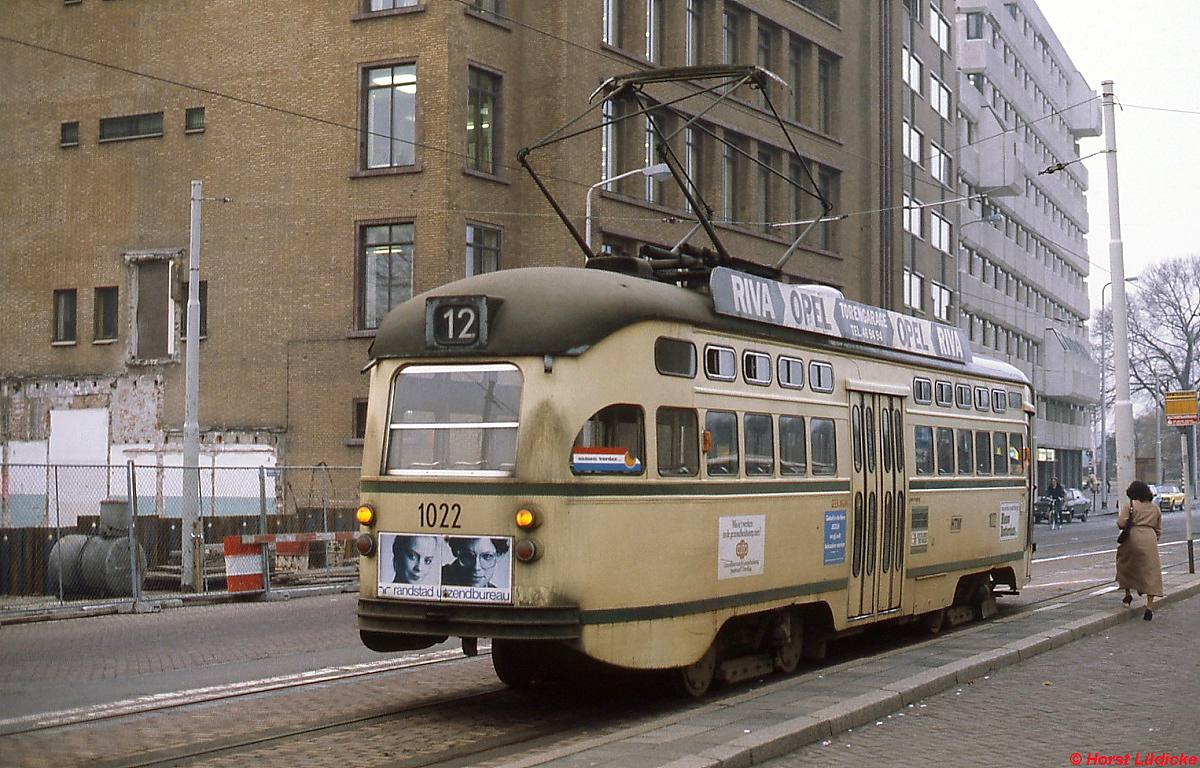 Rückansicht des Tw 1022 der HTM (Februar 1980). Im Gegensatz zu den später gelieferten Fahrzeugen hatten diese Fahrzeuge keinen hinteren Einstieg und wurden im Einmannbetrieb eingesetzt.