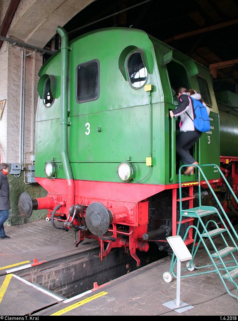 Rückansicht von Lok 3, ehem. Reichsbahnkraftwerk Muldenstein, der Traditionsgemeinschaft Bw Halle P e.V., die im Lokschuppen des DB Museums Halle (Saale) während des Osterfests steht. Die ganze Lok konnte von dieser Seite nicht aufgenommen werden. Aufgrund der recht hohen Besucherzahl waren leider immer Menschen im Bild. [1.4.2018 | 12:05 Uhr]