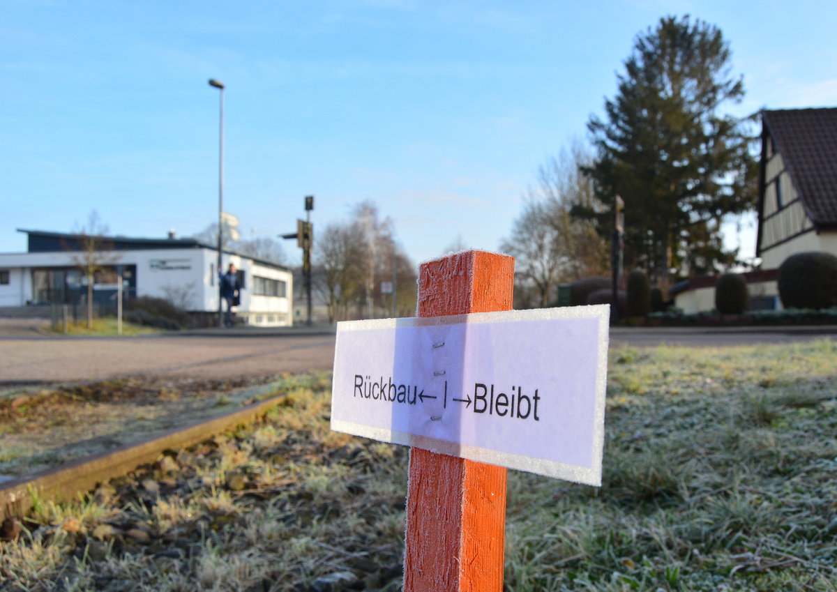 Rückbau <-|-> Bleibt einer von vielen markierten Pfählen zeigt dem Gleisrückbautrupp welche Teile er abbauen darf.

Kleinglattbach 28.12.2019 