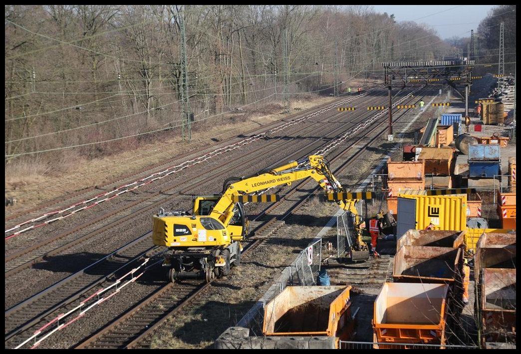 Rückbau der Gleise im Bahnhof Natrup Hagen am 26.2.2019. Der Zweiwegebagger hat gerade wieder ein Stück Gleisjoch gebracht, welches nun bei der anliegenden Firma Lachmann zerlegt wird. Das Gleisjoch liegt noch unmittelbar vor dem Bagger.