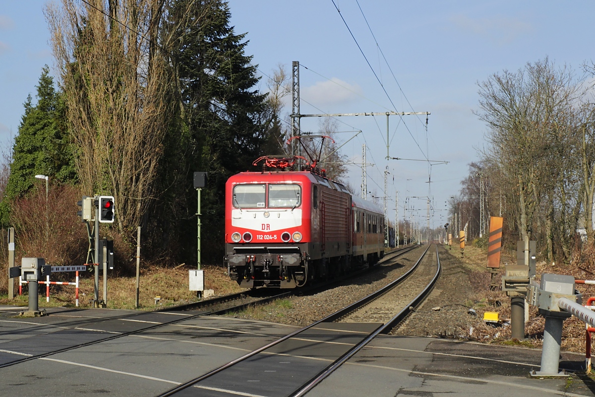 Rückblick auf den Abellio-Ersatzverkehr auf der RB 46 Bochum Hbf. - Gelsenkirchen Hbf.: Die aus Gelsenkirchen kommende WFL-112 024-5 erreicht am 26.02.2022 Bochum-Riemke. Im Gegensatz zu den übrigen Abellio-Ersatzverkehren, die am 27.02.2022 endeten, soll der Betrieb auf der RB voraussichtlich noch bis zum 13.03.2022 dauern, allerdings wird die 112 024-5 nicht mehr eingesetzt, momentan ist dort die  Miete mich -143 326-7 unterwegs. Hinweis zum Aufnahmeort: Ich stand direkt hinter der Fussgängerschranke, die etwas versetzt zur Schranke für den Straßenverkehr liegt.