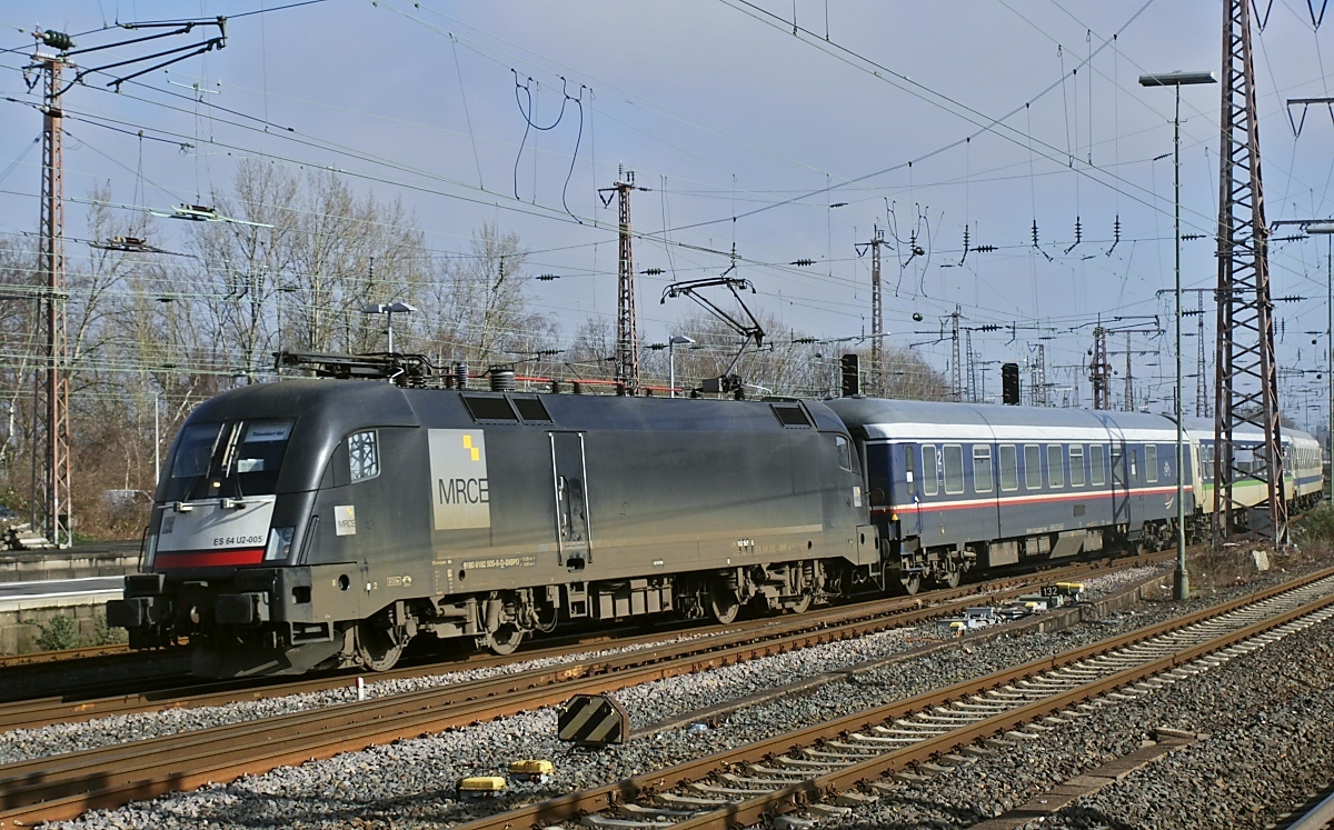 Rückblick auf den Abellio-Ersatzverkehr in NRW: Mit dem RE 11 von Warburg nach Düsseldorf fährt die MRCE-182 505-8 am 26.02.2022 in Essen Hbf. ein