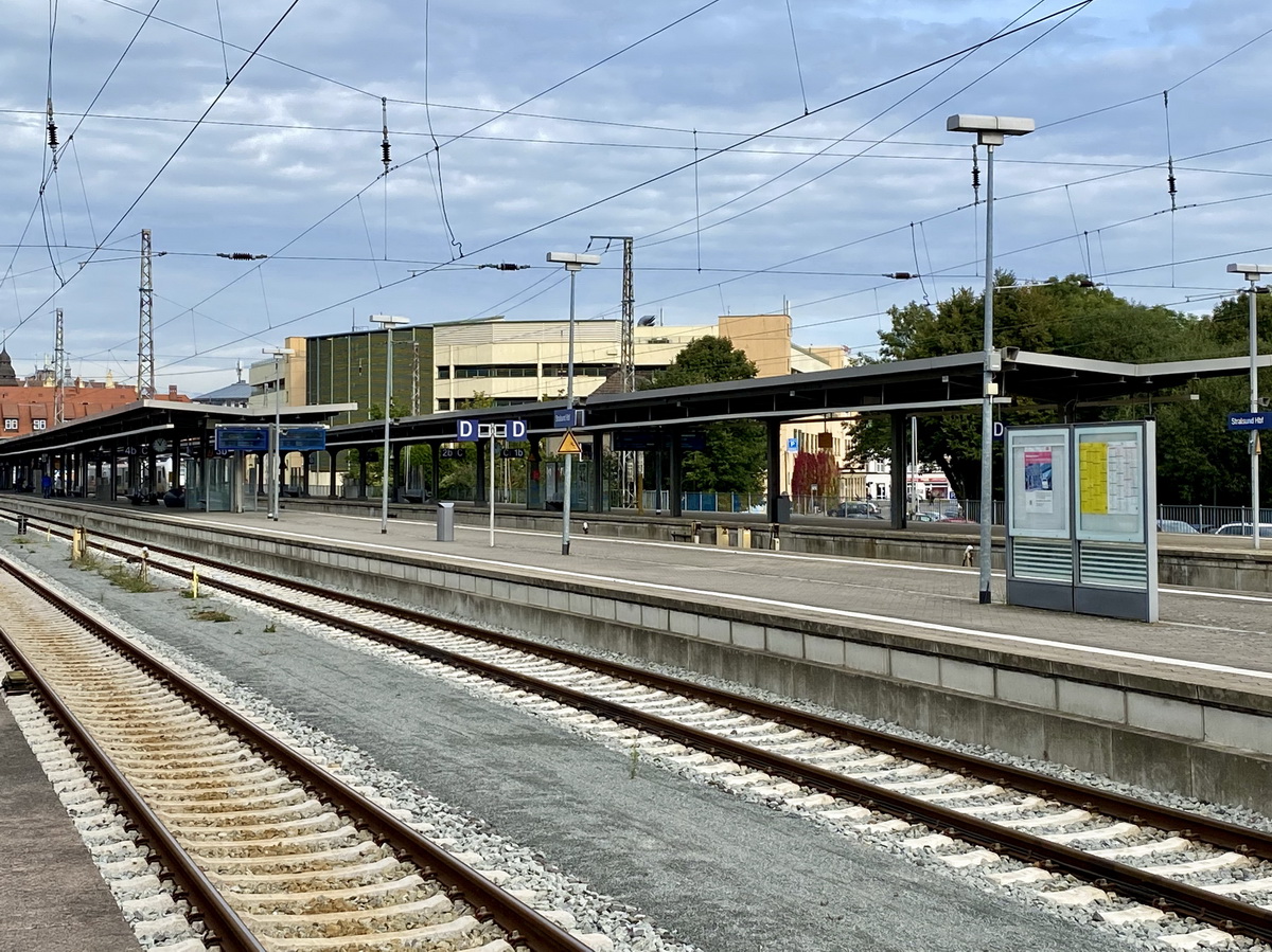 Rückblick auf die Bahnsteige des Bahnhof Stralsund am 26. September 2020.