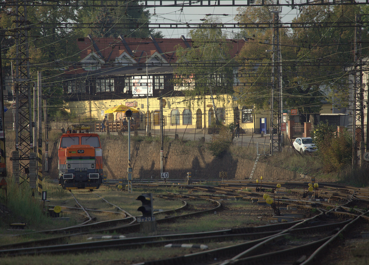 Rückblick auf das Gleisvorfeld von Havlíčkův Brod in Richtung Kolin.Links 210 037-8 im Bild. 21.09.2018 16:54 Uhr.