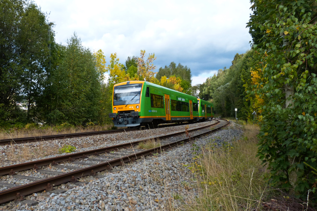 Rückblick auf eine zweiteilige Garnitur der Waldbahn unweit des Bahnhofes Regen. 20.09.2015. Farblich macht sich langsam der Herbst bemerkbar.