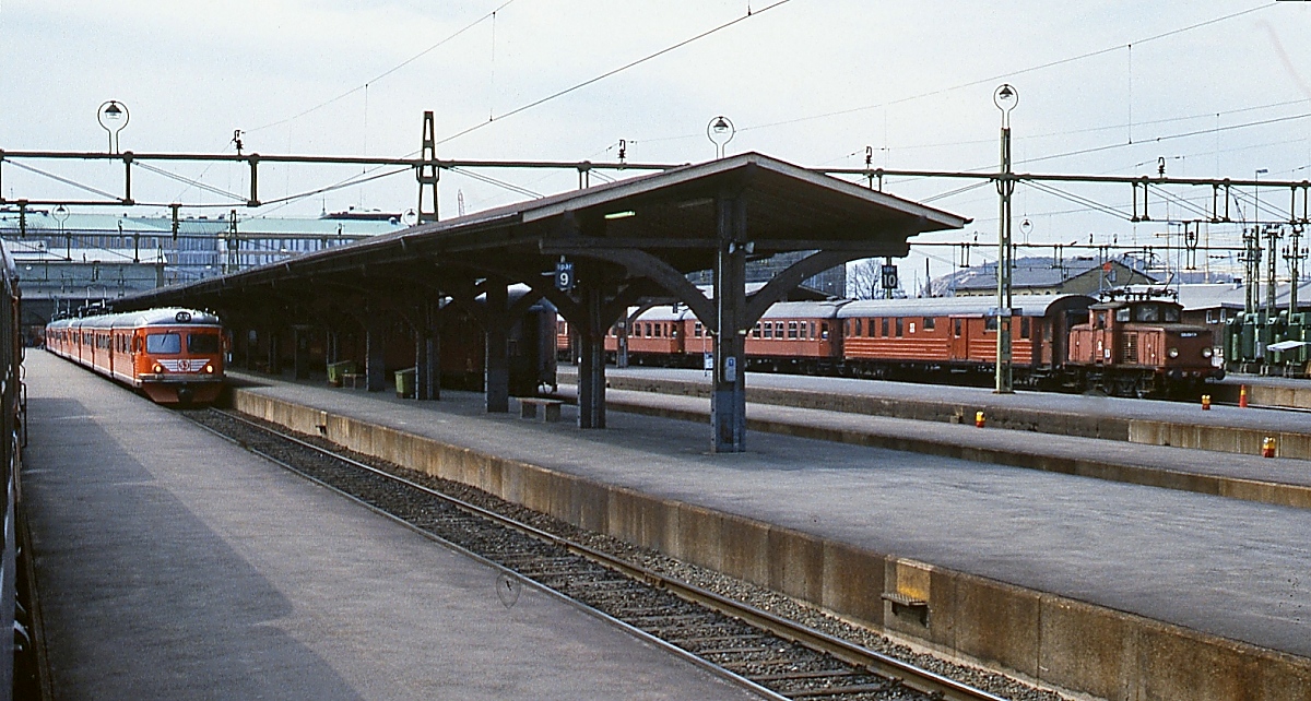 Rückblick aus dem aus Göteborgs Central ausfahrenden Express Kopenhagen - Oslo Anfang Mai 1988. Links ein X9-Doppel, vorne der X9 114, rechts im Hintergrund eine unbekannte U.