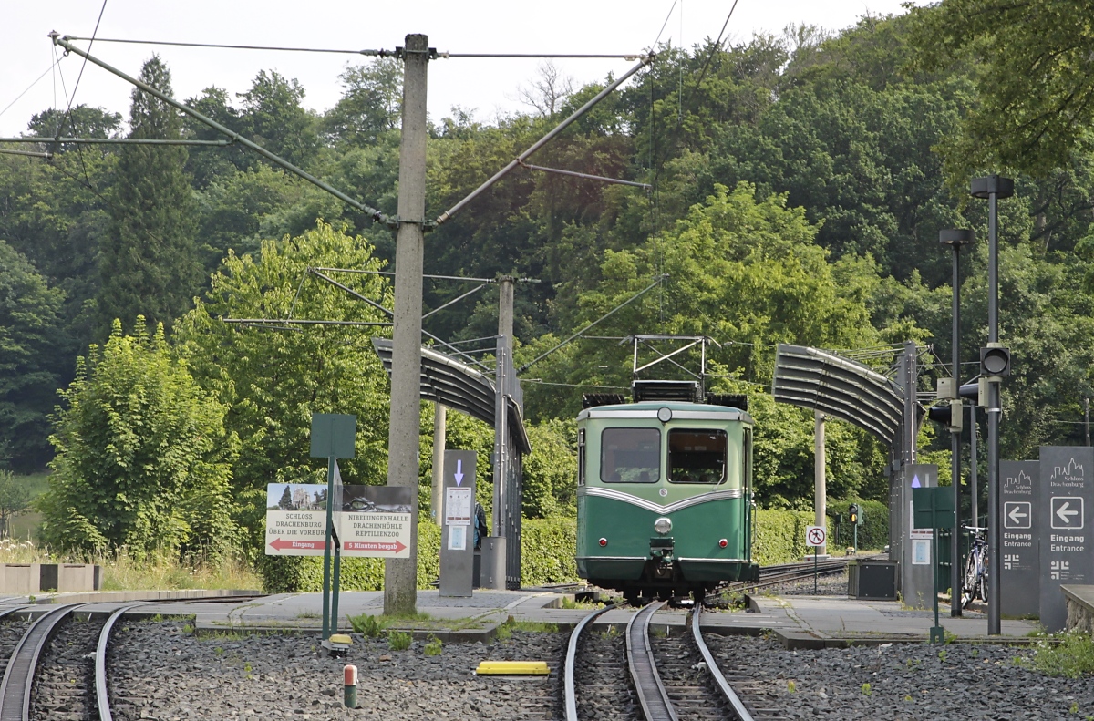 Rückblick aus dem talwärts fahrenden ET 4 der Drachenfelsbahn auf ET 6, der die Mittelstation Schloss Drachenburg in Richtung Drachenfels verlässt (22.07.2021)