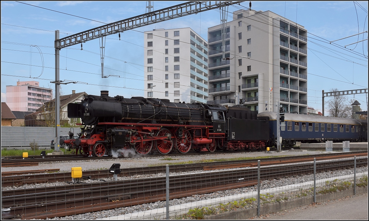 Rückfahrt vom Dampfloktreffen in Dresden. Auf der Heimfahrt reichte es zum Umweg über Konstanz. Sobald man in der Schweiz ist, sind Benimmregeln angesagt, hier Kreuzlingen wurde nicht geraucht. Dafür hatten kurz zuvor die Konstanzer ein beeindruckendes Schauspiel, pardon Rauchspiel. April 2019. 