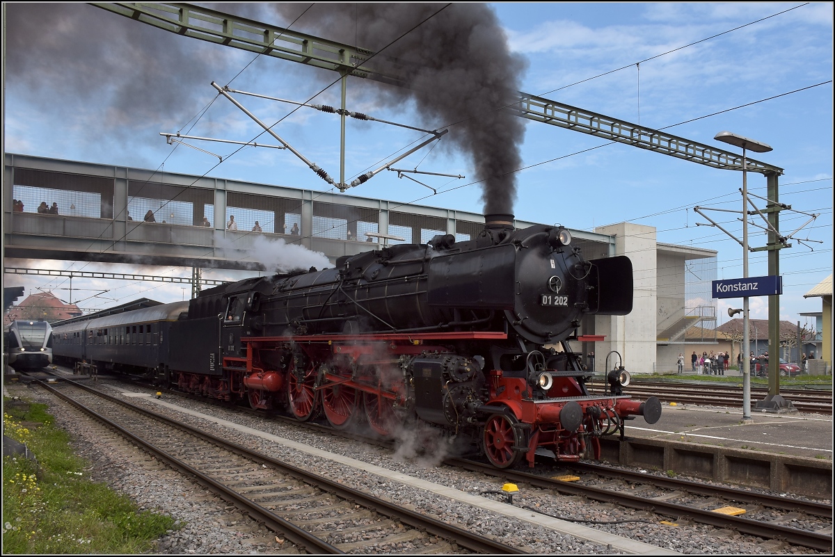 Rückfahrt vom Dampfloktreffen in Dresden. Auf der Heimfahrt reichte es zum Umweg über Konstanz. In Konstanz wurde noch mal gewaltig eingeheizt und sofort geht es weiter. Während der Güterverkehr bereits grenzenlos ist, so müssen Lokmotiven im Personenverkehr immer gewechselt werden. 01 202 zeigt den egozentrischen Bahnverwaltungen, wie grenzenloser Personenverkehr auch mit Lokomotive geht. Erstaunlich, dass man dazu bald hundert Jahre alte Dampfloks braucht. April 2019. 