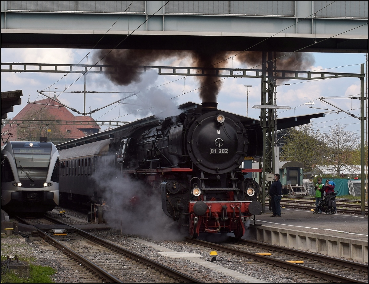Rückfahrt vom Dampfloktreffen in Dresden. Auf der Heimfahrt reichte es zum Umweg über Konstanz. In Konstanz wurde noch mal gewaltig eingeheizt und sofort geht es weiter. Während der Güterverkehr bereits grenzenlos ist, so müssen Lokmotiven im Personenverkehr immer gewechselt werden. 01 202 zeigt den egozentrischen Bahnverwaltungen, wie grenzenloser Personenverkehr auch mit Lokomotive geht. Erstaunlich, dass man dazu bald hundert Jahre alte Dampfloks braucht. April 2019. 