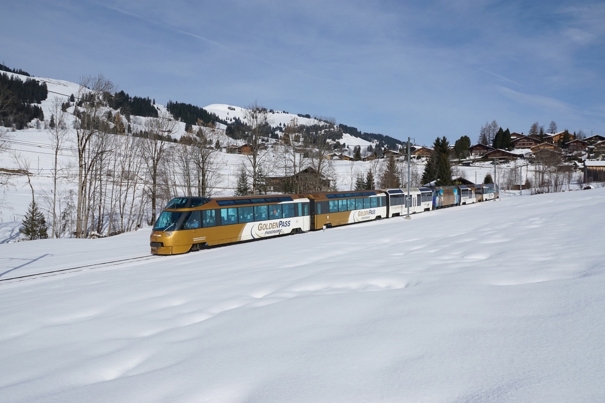 Rückfahrt des GoldenPass Panoramic am 06.02.2016 unterhalb von Schönried.