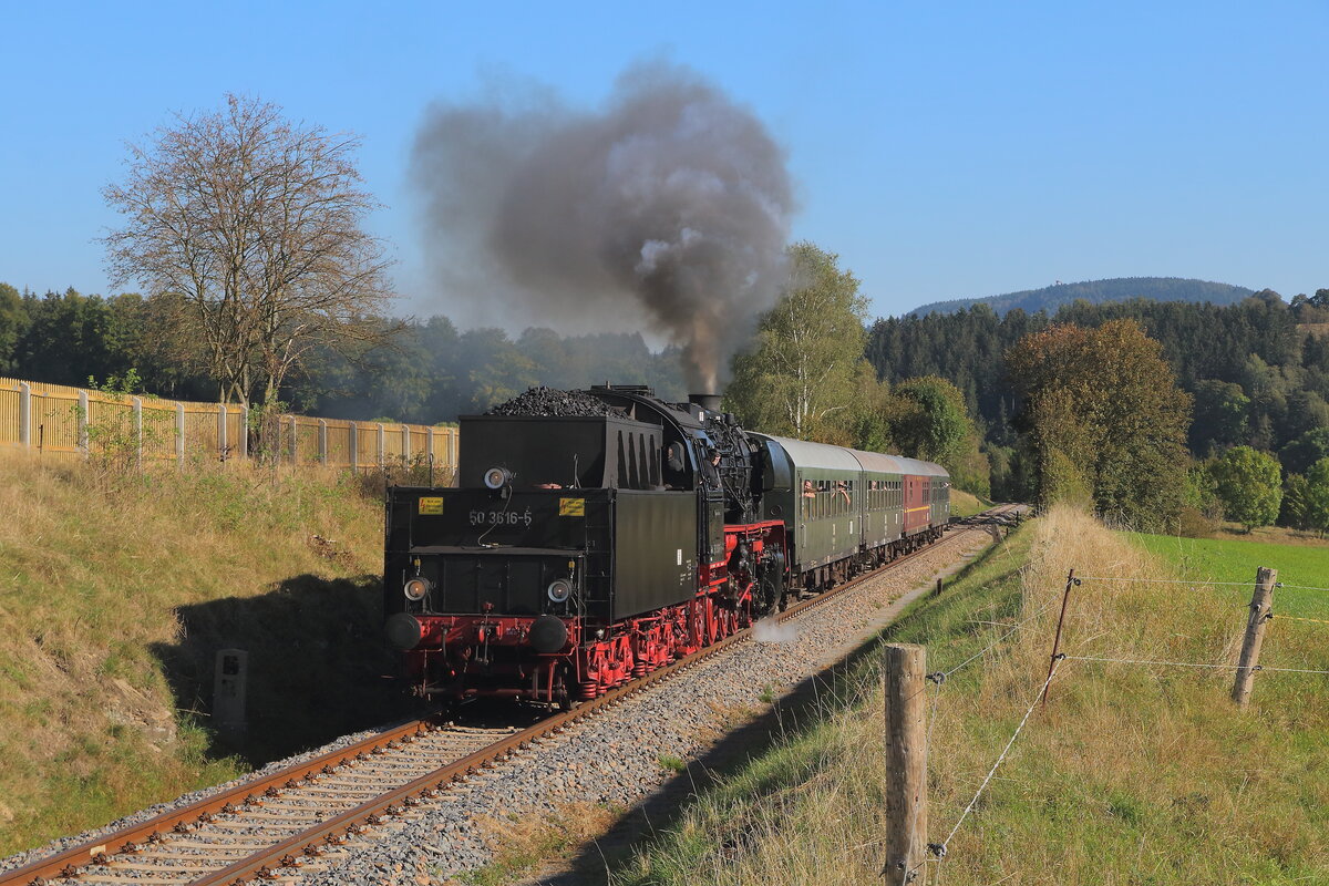 Rückfahrt des Sonderzuges von Annaberg-Buchholz nach Schwarzenberg/Erzgebirge auf der Erzgebirgischen Aussichtsbahn. Hier geht es wie man erkennt ordentlich bergan. Die 50 3616 hatte am 22.09.2022 nahe Sehma gut zu Schnaufen und war mit dem Sonderzug am Tag der Schiene auf dem Weg zurück ins Eisenbahnmuseum nach Schwarzenberg.