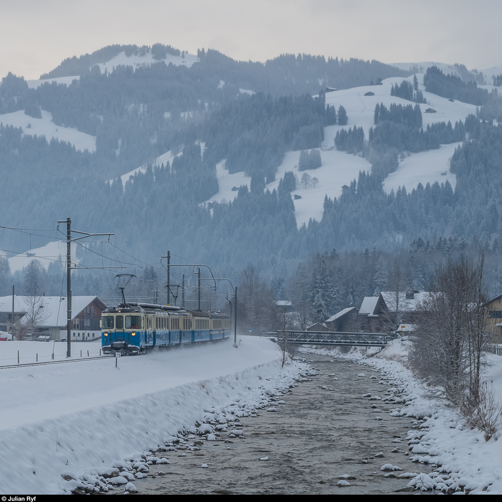 Rückfahrt Jugendskilager am 8. Januar 2017. Der Extrazug der MOB von der Lenk nach Zweisimmen bestehend aus dem ABDe 8/8 4003  Bern  und 5 Wagen, fährt bei Stöckli der Simme entlang.