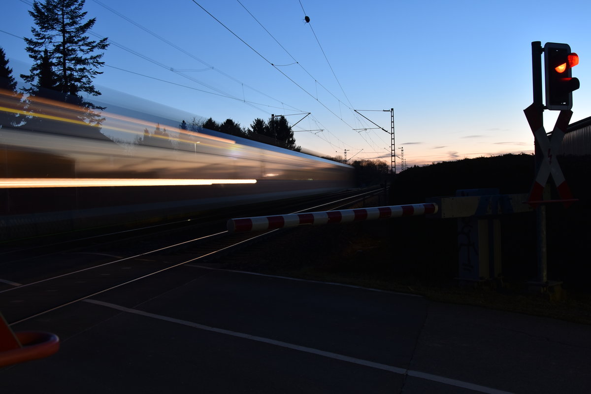 Rückfahrt nach Koblenz, hier in Gübberath am Bü Fürther Hecke kommt der 425 603 als RB 27 am späteren Abend vor die Linse. 20.3.2018
