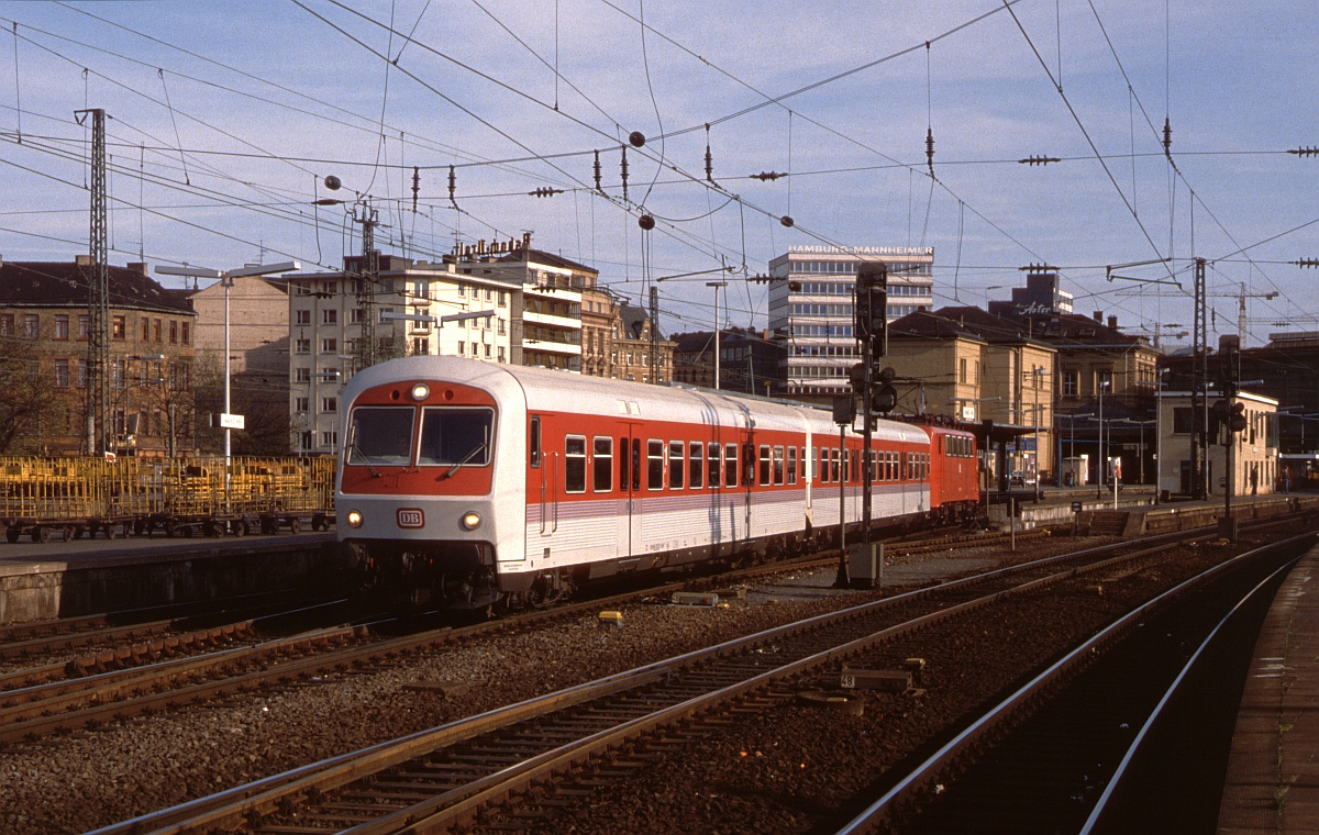 Rückfahrt nach Wiesbaden mit Steuerwagen voraus. Es schiebt 141 200 (Mai 1989). Der Steuerwagen  beherbergte  auch die erste Klasse der kurzen Garnitur. 