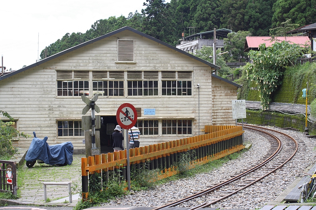 Rückseite der Fenchihu Garage und im Vordergrund die Strecke nach Alishan  am 06.Juni 2014. Die Fenchihu Garage beherbergt ein kleines Eisenbahnmuseum.