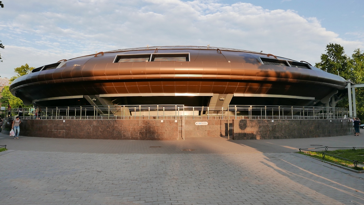 Rückseite der Metro-Station Gor'kovskaya, St. Petersburg, 12.8.17