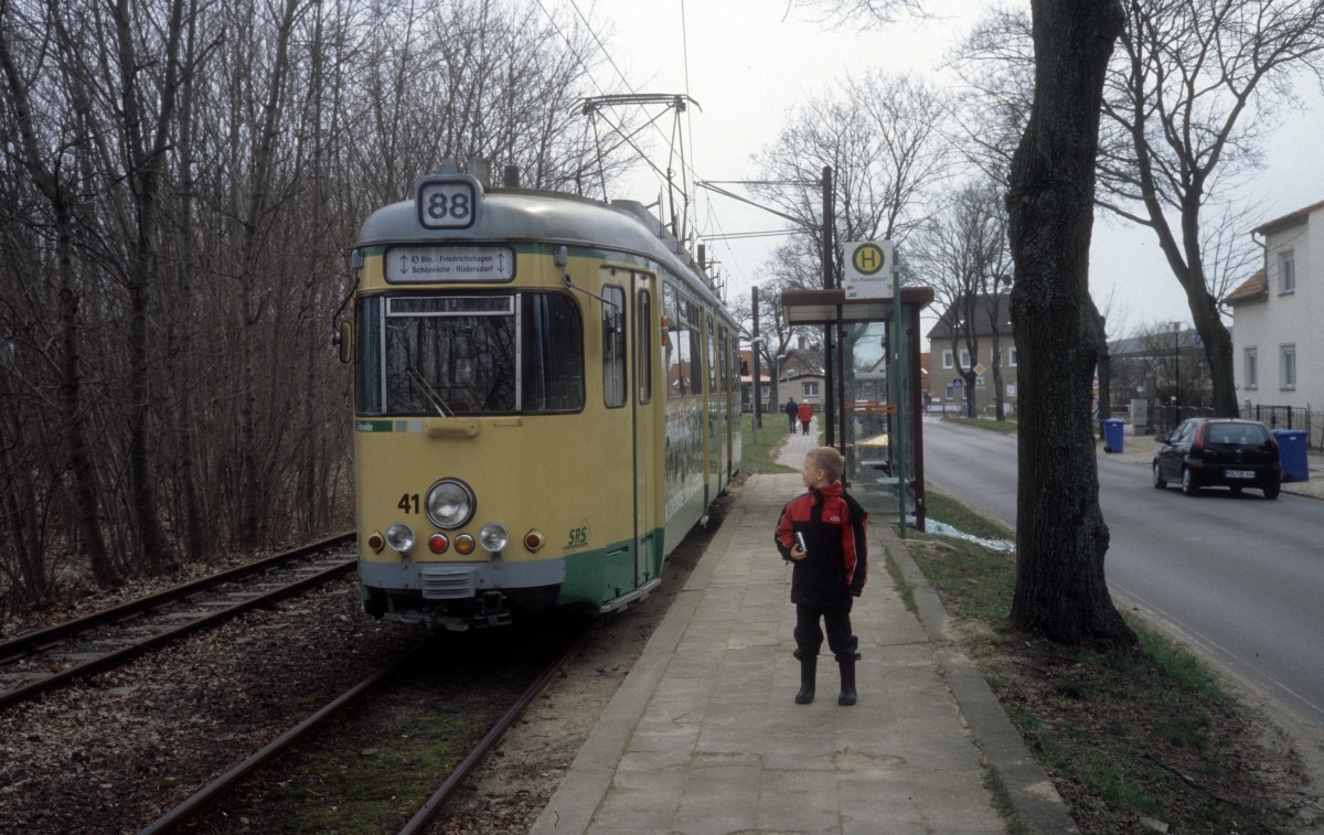 Rdersdorf SRS SL 88 (GT6 41) - und ein junger Bahnfotograf - Endstelle Alt-Rdersdorf am 10. April 2006.