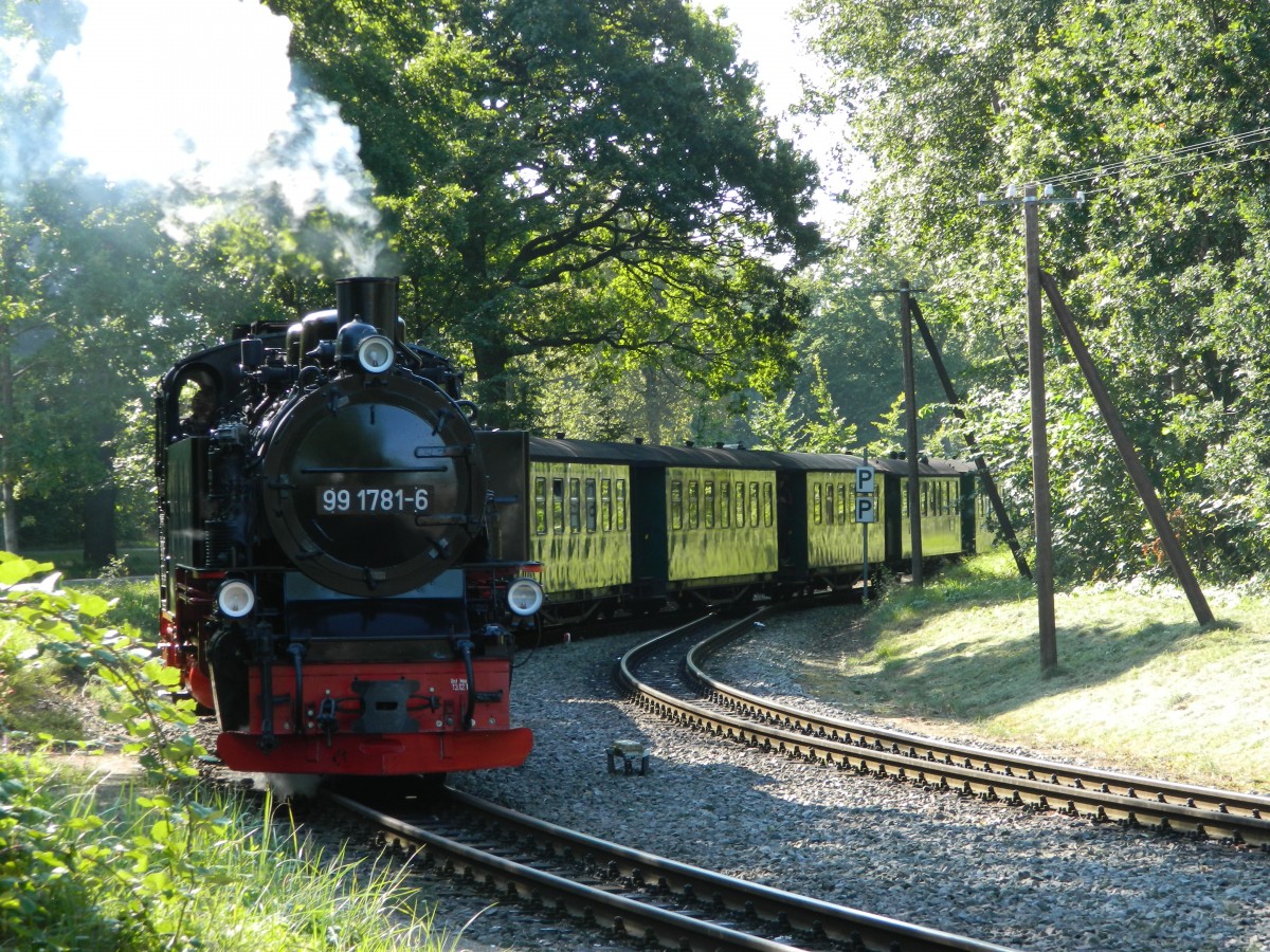 Rügensche Bäder-Bahn (RüBB): 21.08.2014 - der  Rasende Roland  fährt mit 99 1781 (650PS - Bj. 1953 - LKM Babelsberg) in den Bahnhof Sellin/Ost ein.