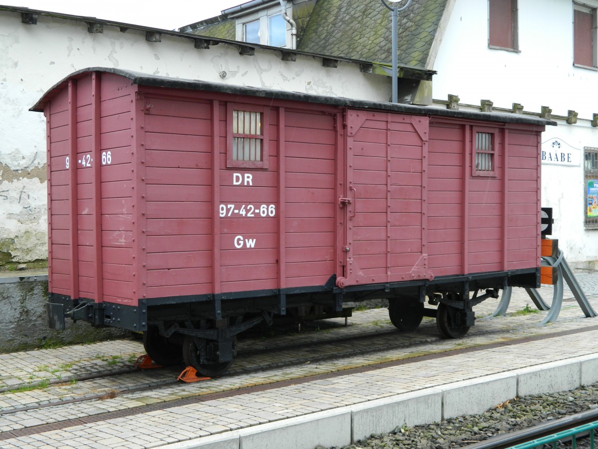 Rügensche Bäder-Bahn (RüBB): Der Gw 97-42-66 (Spurweite 750 mm) steht im Bahnhof Baabe. Hier kann man Fahrkarten für den  Rasenden Roland  erwerben. (24.08.2014)  