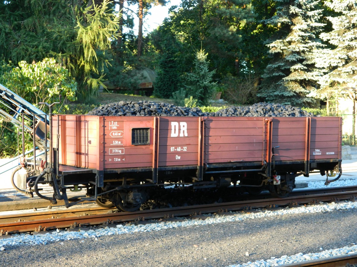 Rügensche Bäder-Bahn RüBB: der Ow 97-40-32 mit Bremserbühne (750 mm Spurweite), steht beladen mit Kohle für den  Rasenden Roland  am 27.08.2014 im Bahnhof Göhren bereit.
