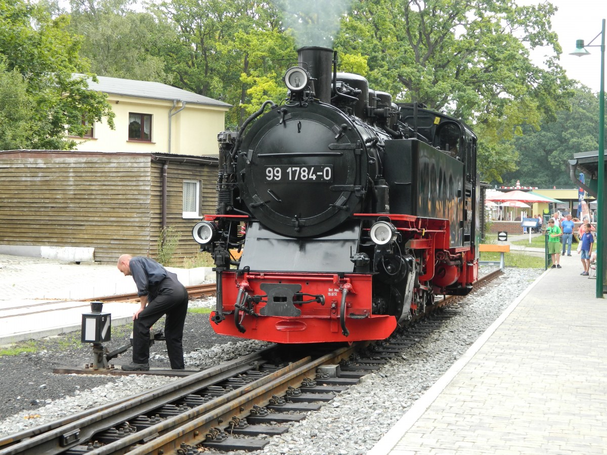 Rügensche Bäder-Bahn (RüBB)  Rasender Roland  99 1784 (650 PS, Bj. 1953, LKM Babelsberg) setzt am 29.08.2014 im Bahnhof Göhren um. Hier wird die Weiche mit der Hand gestellt. 