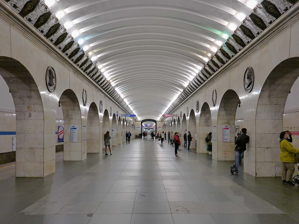 Ruhige Minute in der Station Technologisches Institut, kurz nachdem die Züge der Linien 1 und 2 abgefahren sind.
St. Petersburg, 10.9.2017