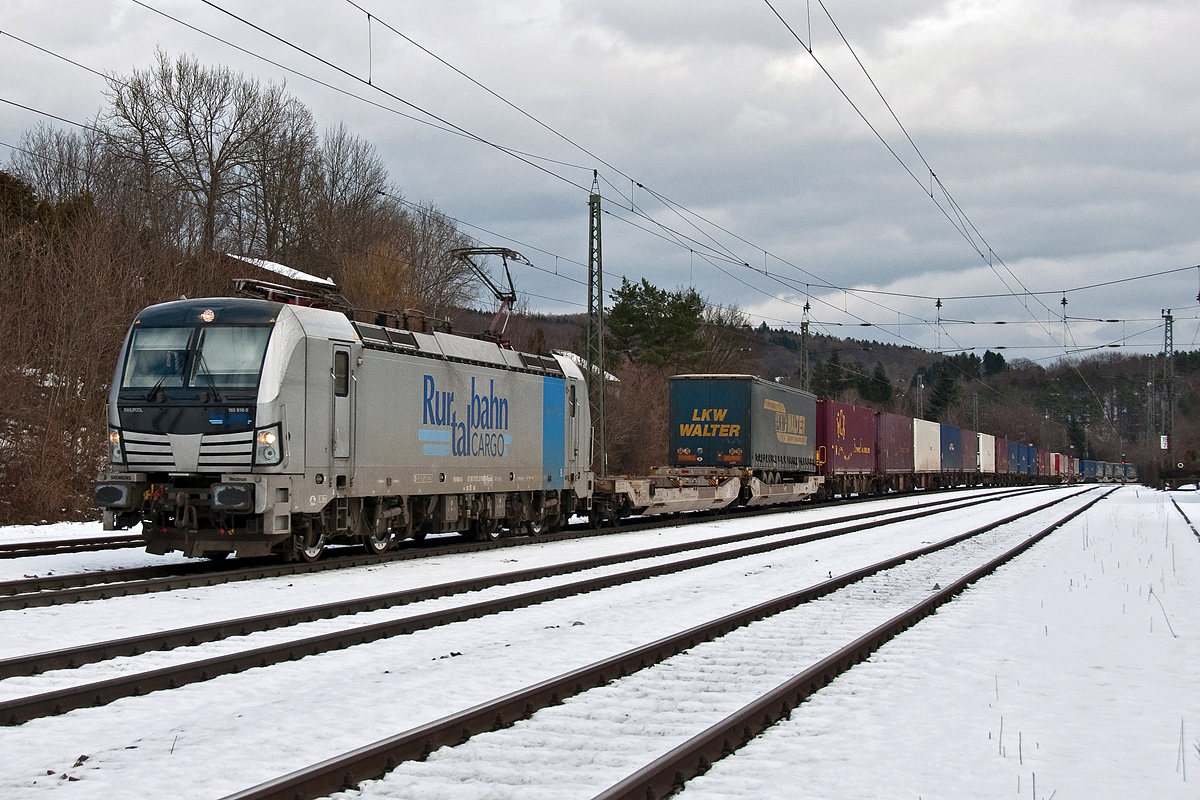 Ruhrtahlbahn Cargo 193 810 ist mit Containern Richtung Westen unterwegs. Die Aufnahme entstand am 31.01.2015 in Tullnerbach-Pressbaum.