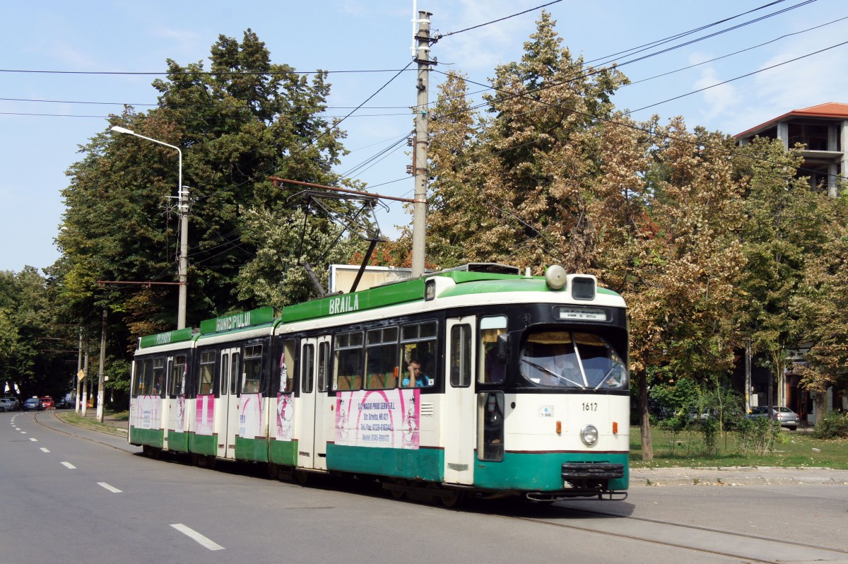 Rumänien / Straßenbahn Braila: Duewag GT8 - Wagen 1612 (ehemals Rotterdam) als Linie 21 befährt den Bulevardul Independenţei. Aufgenommen Anfang September 2013.