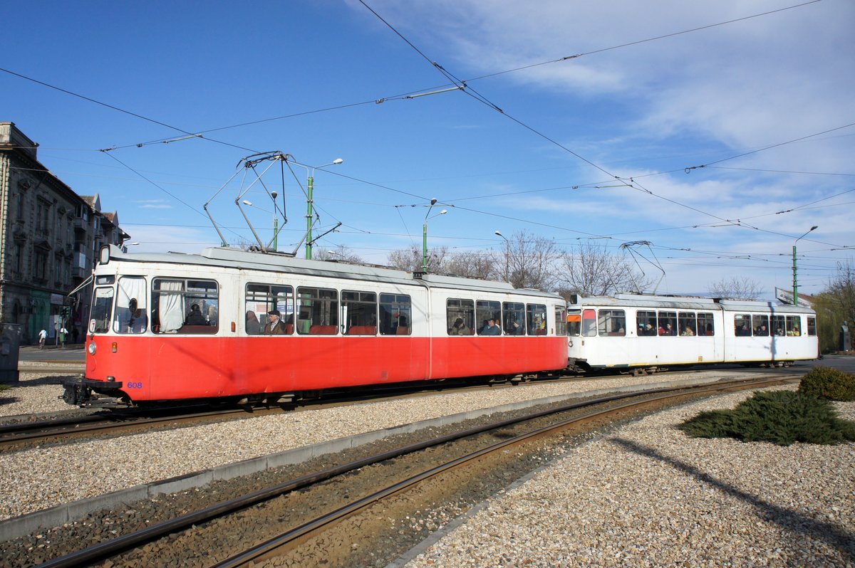 Rumänien / Straßenbahn (Tram) Arad: Maschinenfabrik Esslingen GT4 - Wagen 608 (ehemals Stuttgart) sowie Maschinenfabrik Esslingen GT4 - Wagen 611 (ehemals Stuttgart) der Compania de Transport Public SA Arad (CTP Arad SA), aufgenommen im März 2017 im Stadtgebiet von Arad.