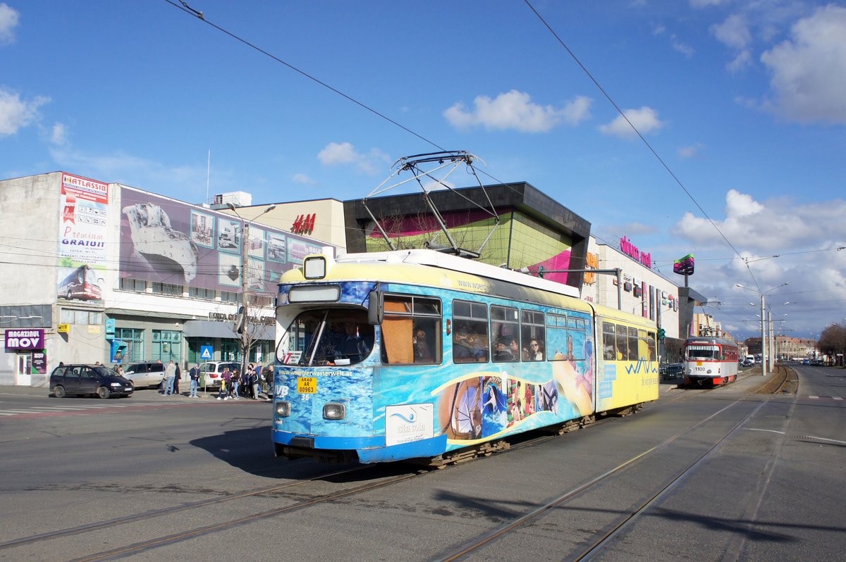 Rumänien / Straßenbahn (Tram) Arad: Duewag GT6 - Wagen 36 (ehemals Innsbruck, ehemals Bielefeld) der Compania de Transport Public SA Arad (CTP Arad SA), aufgenommen im März 2017 im Stadtgebiet von Arad.